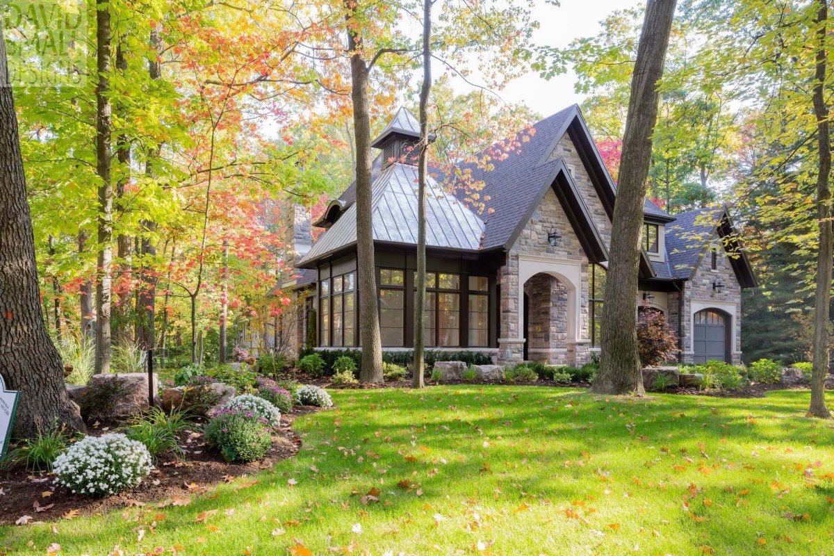 Каменный дом в лесу