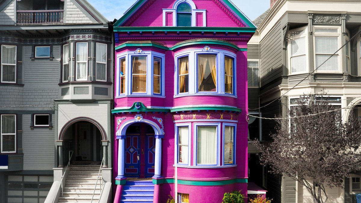 Окрашенные фасады домов