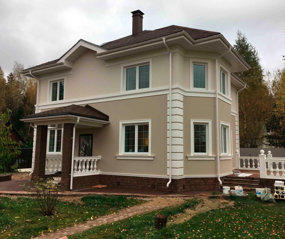 Фасады домов бежевого цвета