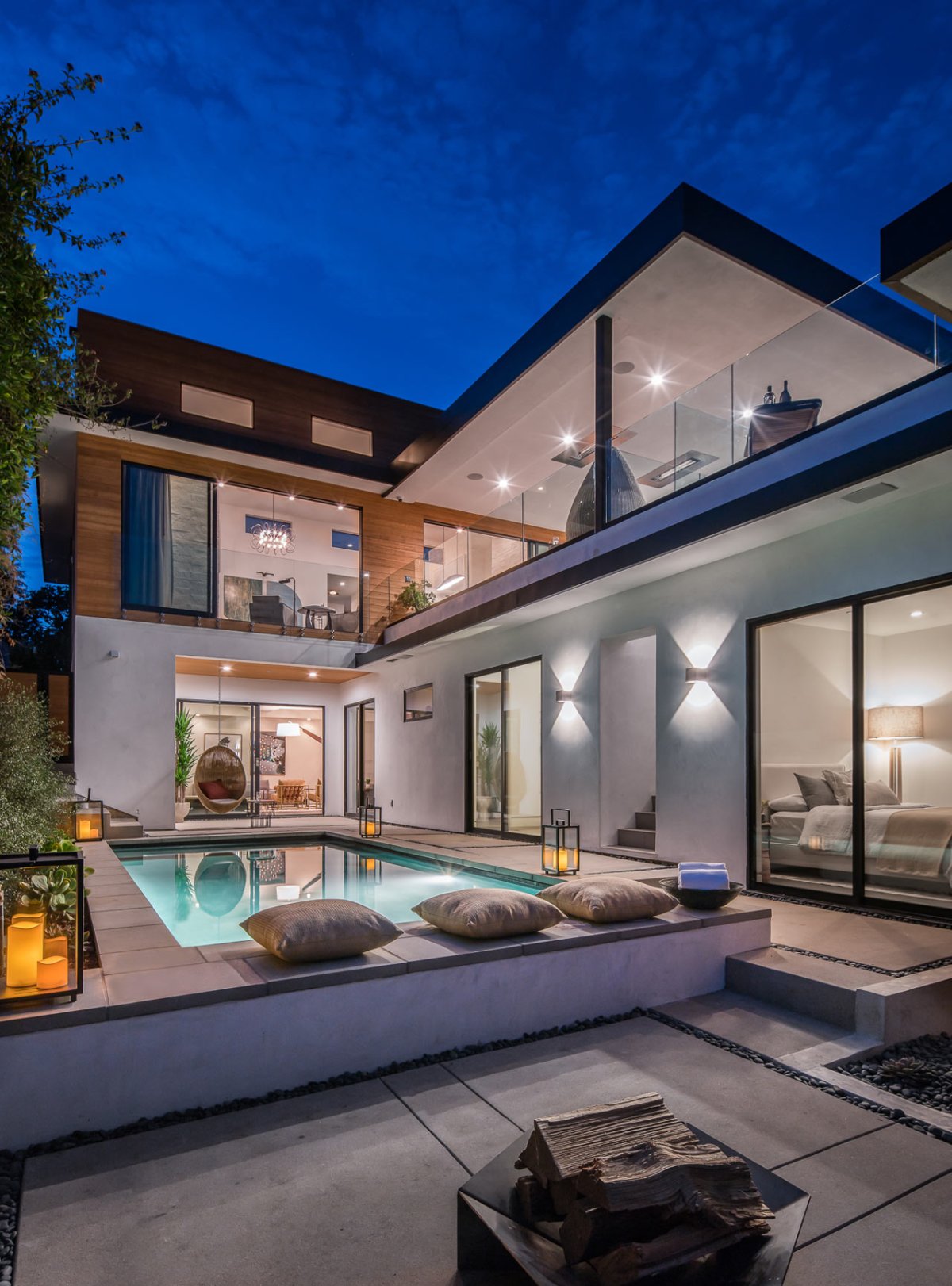 Двухэтажный дом с байсейн