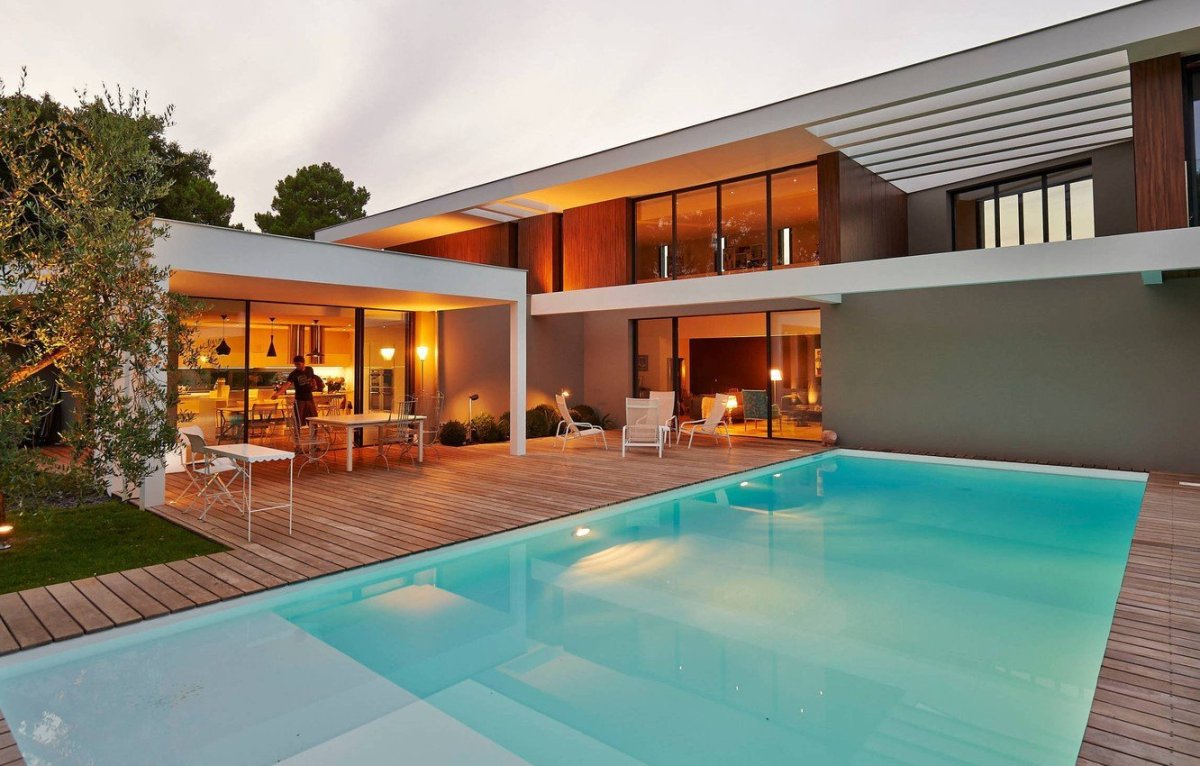Прямоугольный дом с бассейном