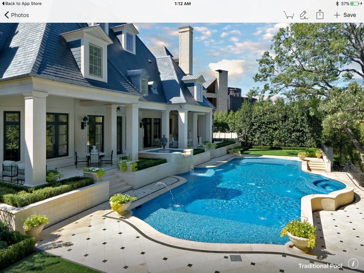 Красивый дом с бассейном