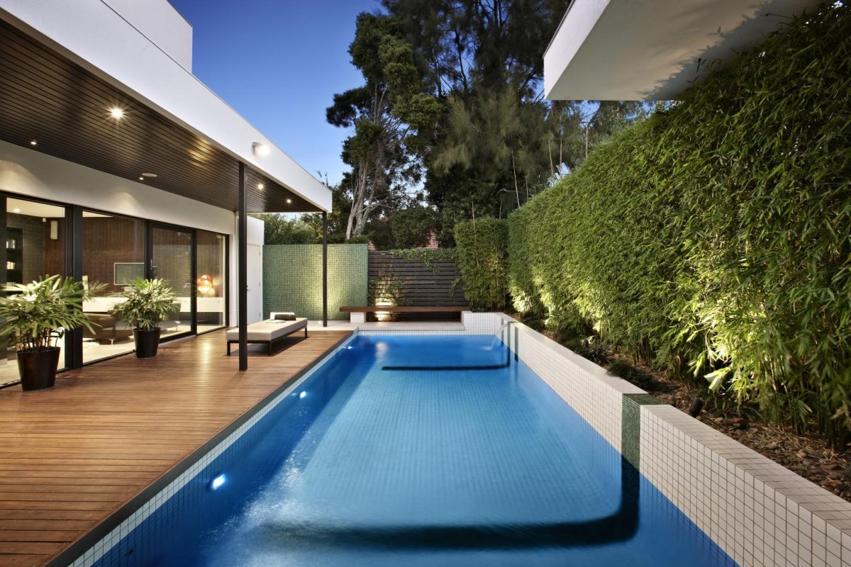 Шикарный двор с бассейном