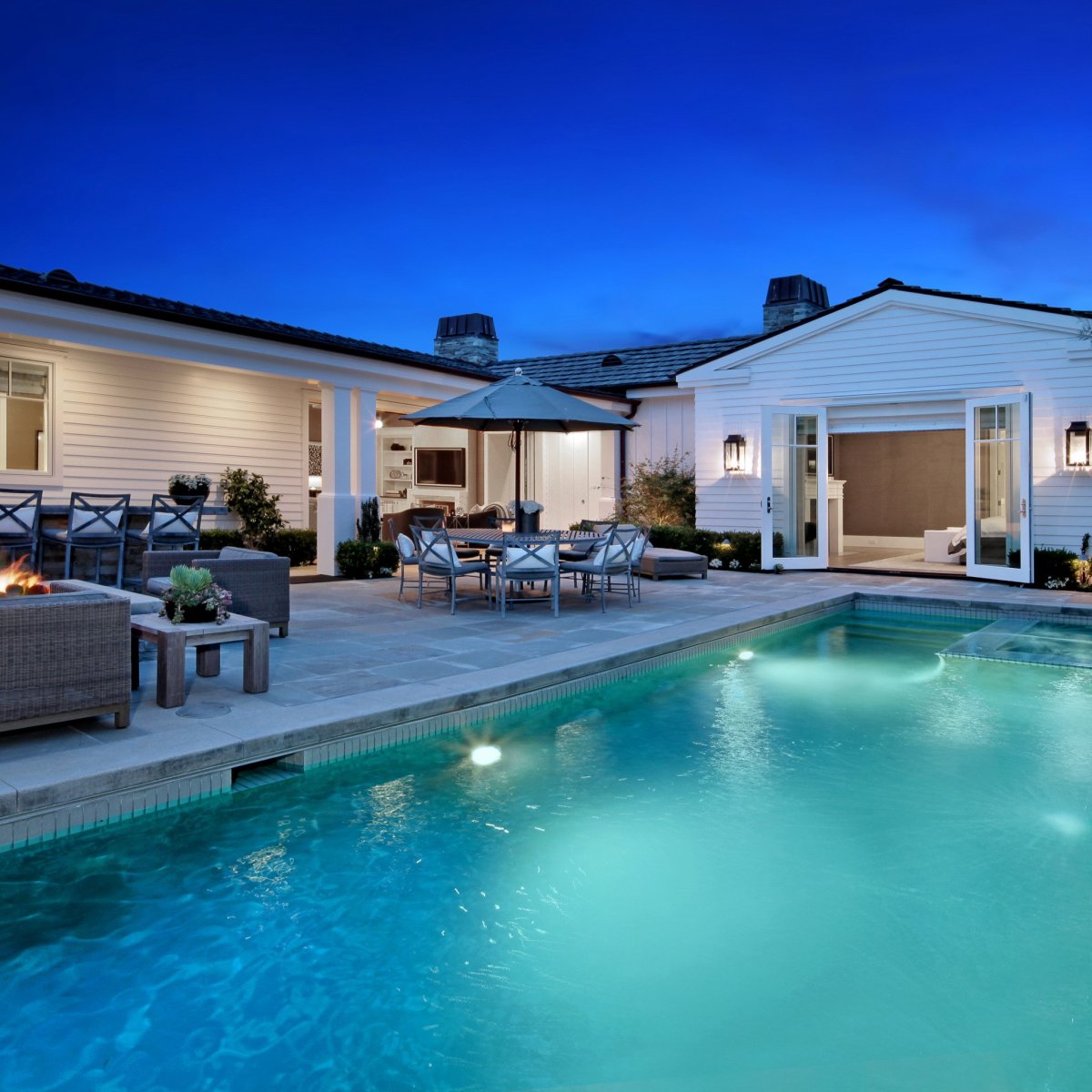 Шикарная дача с бассейном