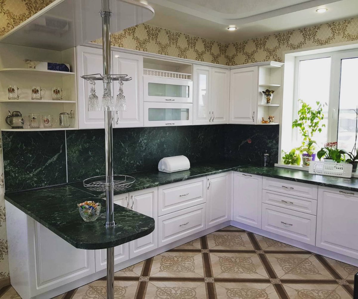 Белая кухня с Малахитовой столешницей