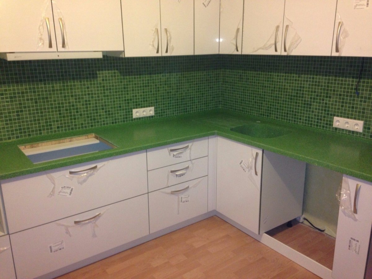 Цвет столешницы для зеленой кухни