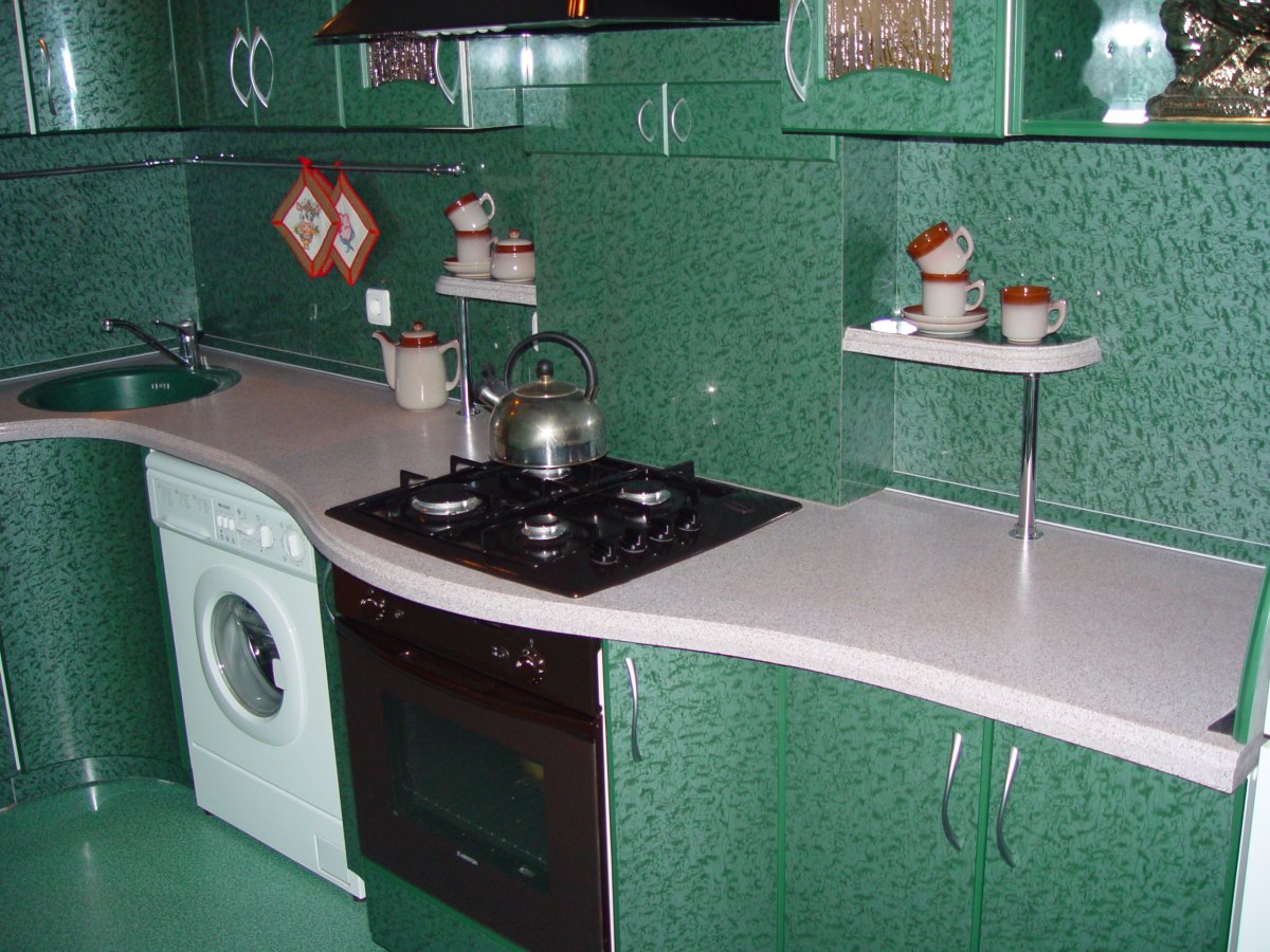 Малахитовая столешница на кухне