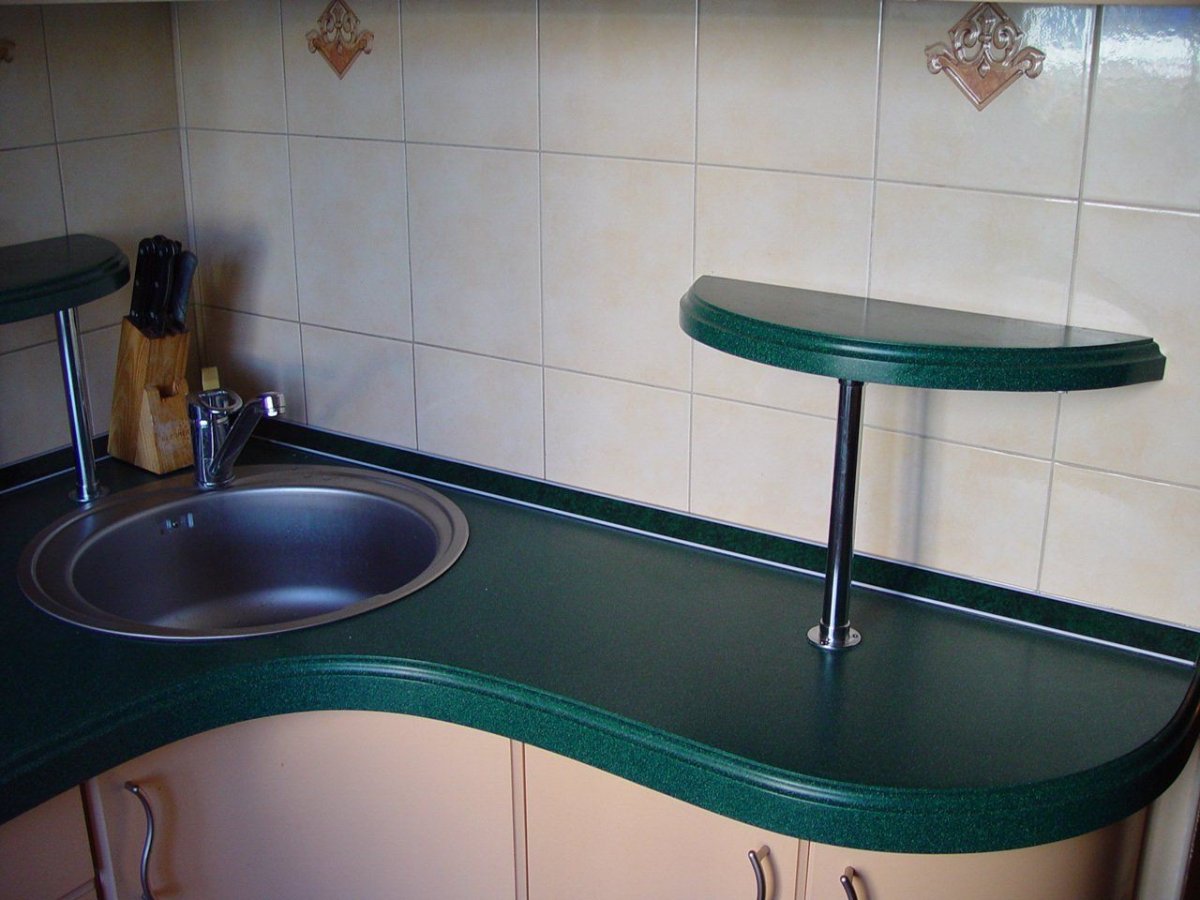 Столешница из искусственного камня под малахит