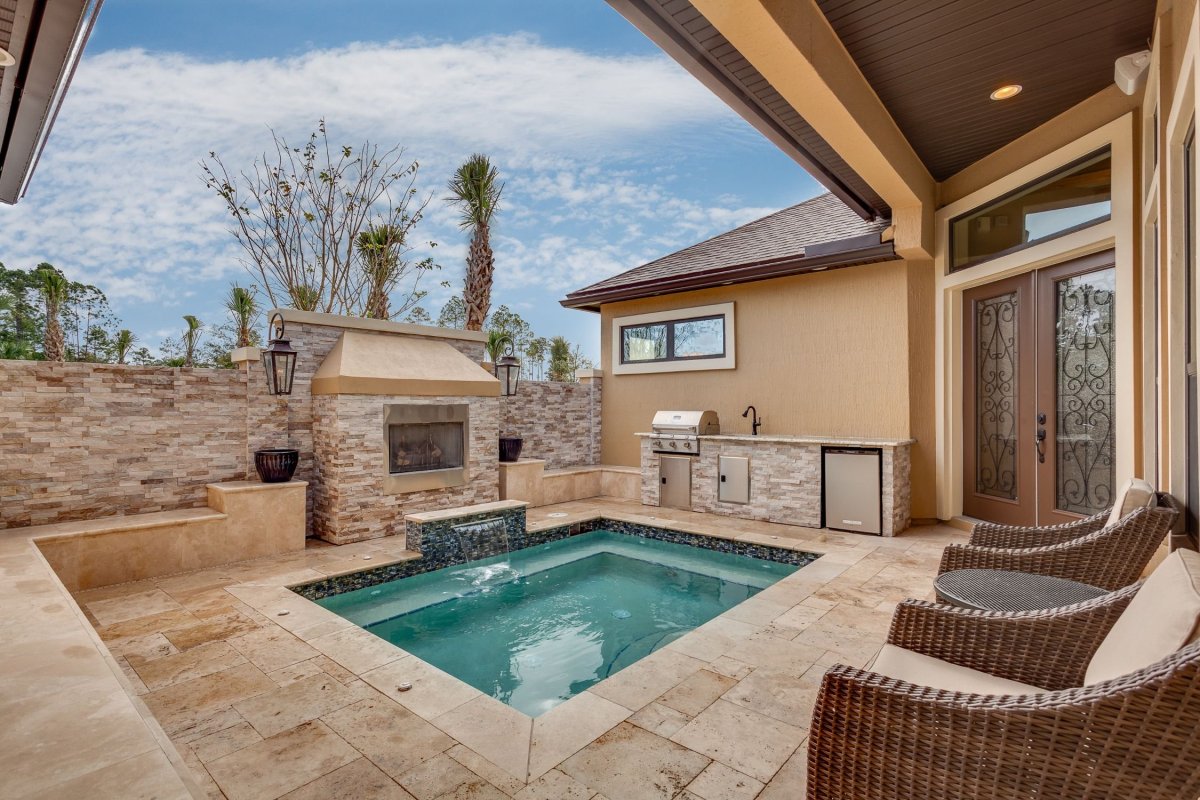 Двухэтажный дом с террасой и бассейном