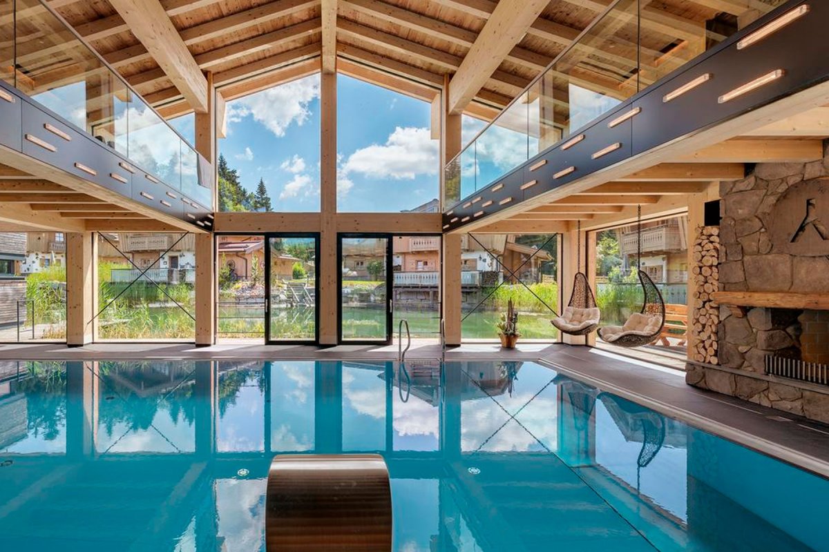 Деревянный дом с бассейном