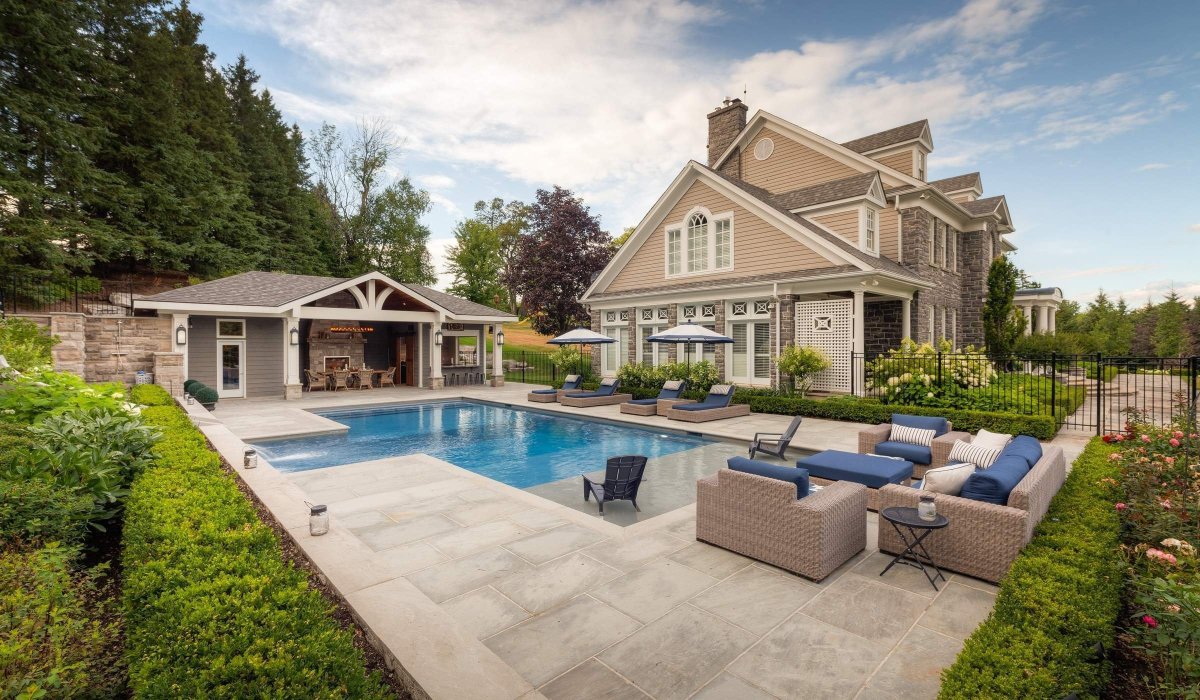 Двухэтажный дом с бассейном и садом