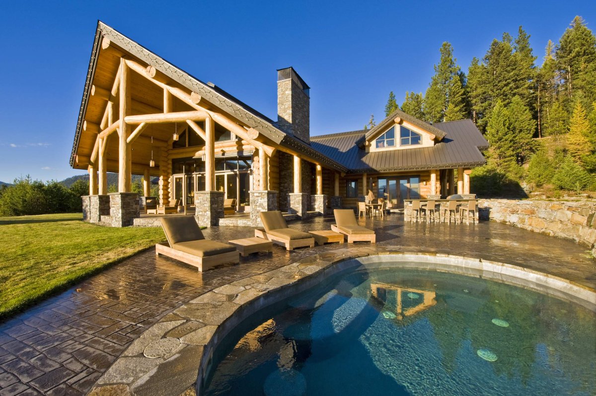 Дом с баней и бассейном