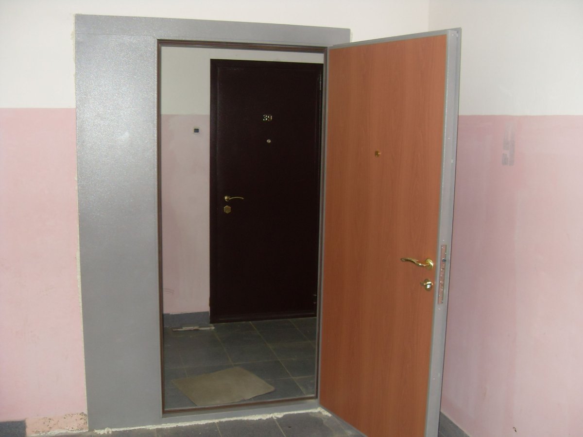 Дверь в подъезд