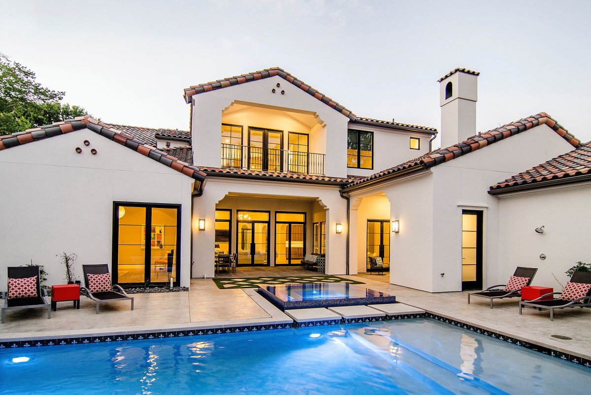 Двухэтажный дом с бассейном