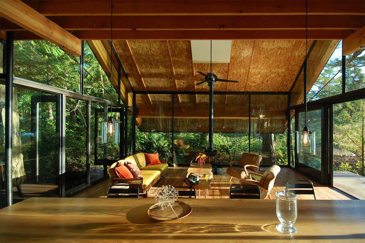 Стеклянный домик в лесу