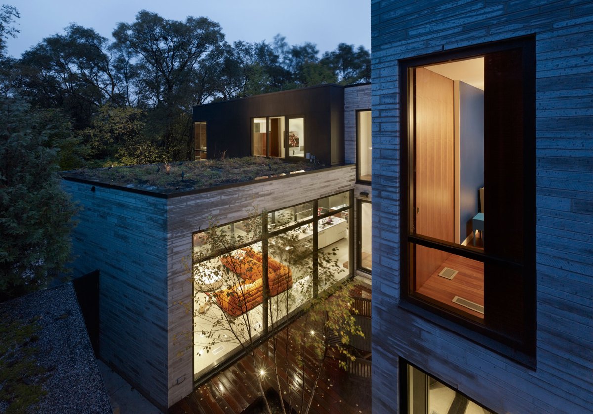 Дом из камня и стекла