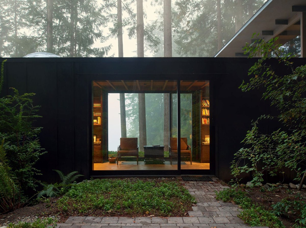 Черный дом с панорамными окнами