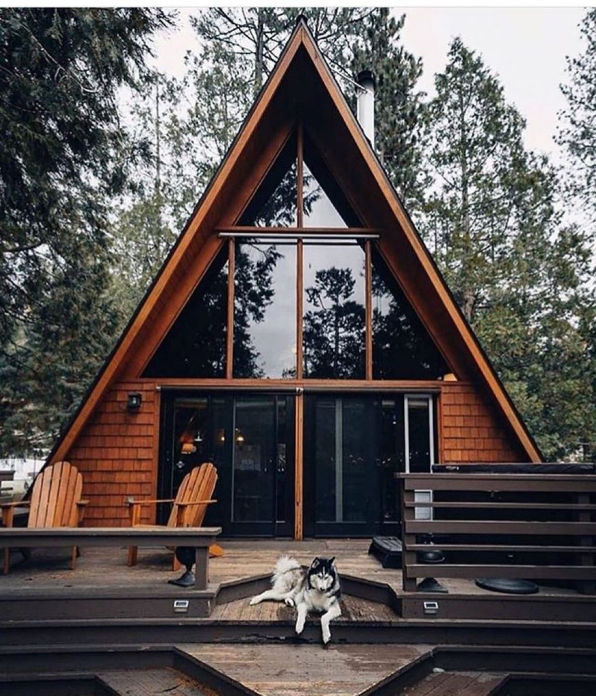 Треугольный дом с панорамными окнами