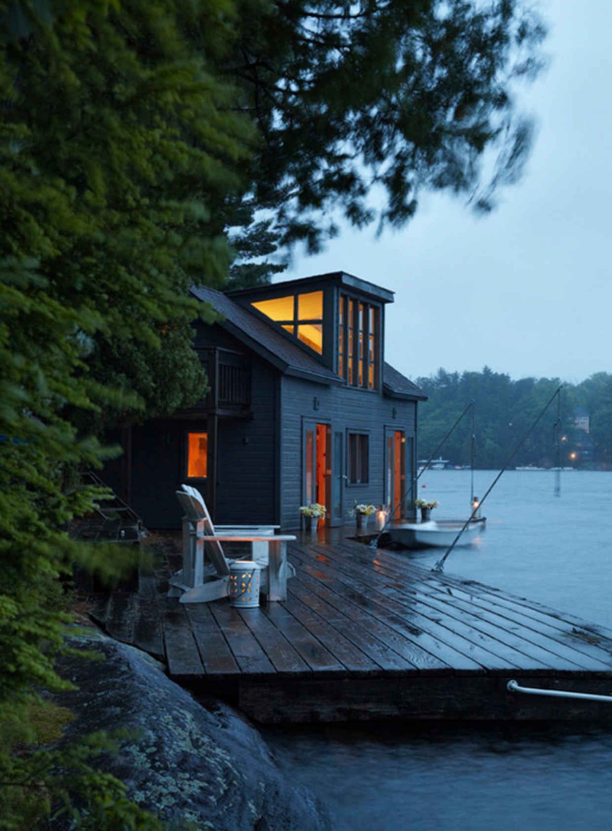 Домик на берегу озера