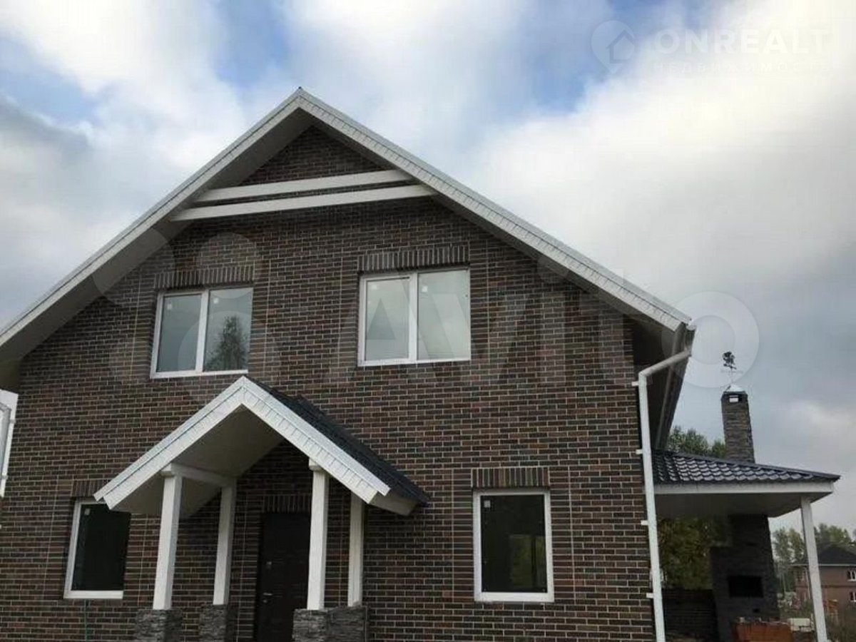 Дом из коричневого кирпича