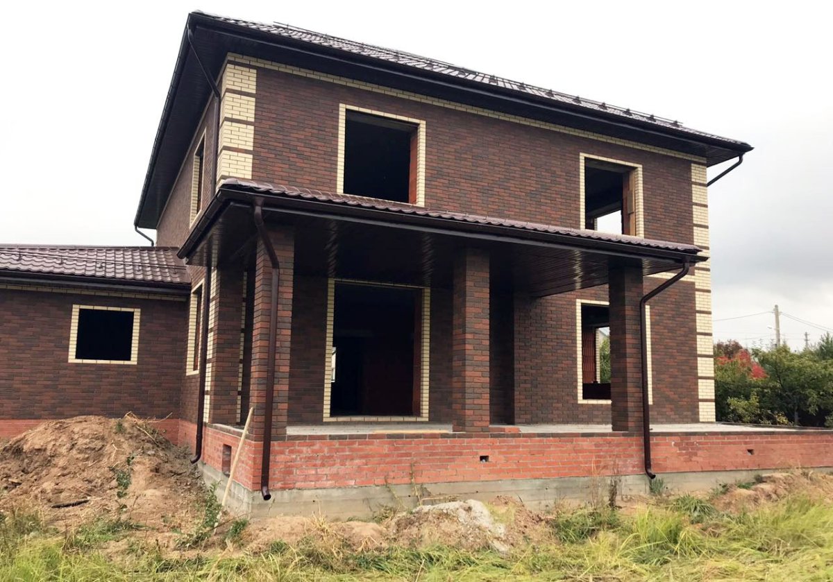 Коричневый кирпичный дом