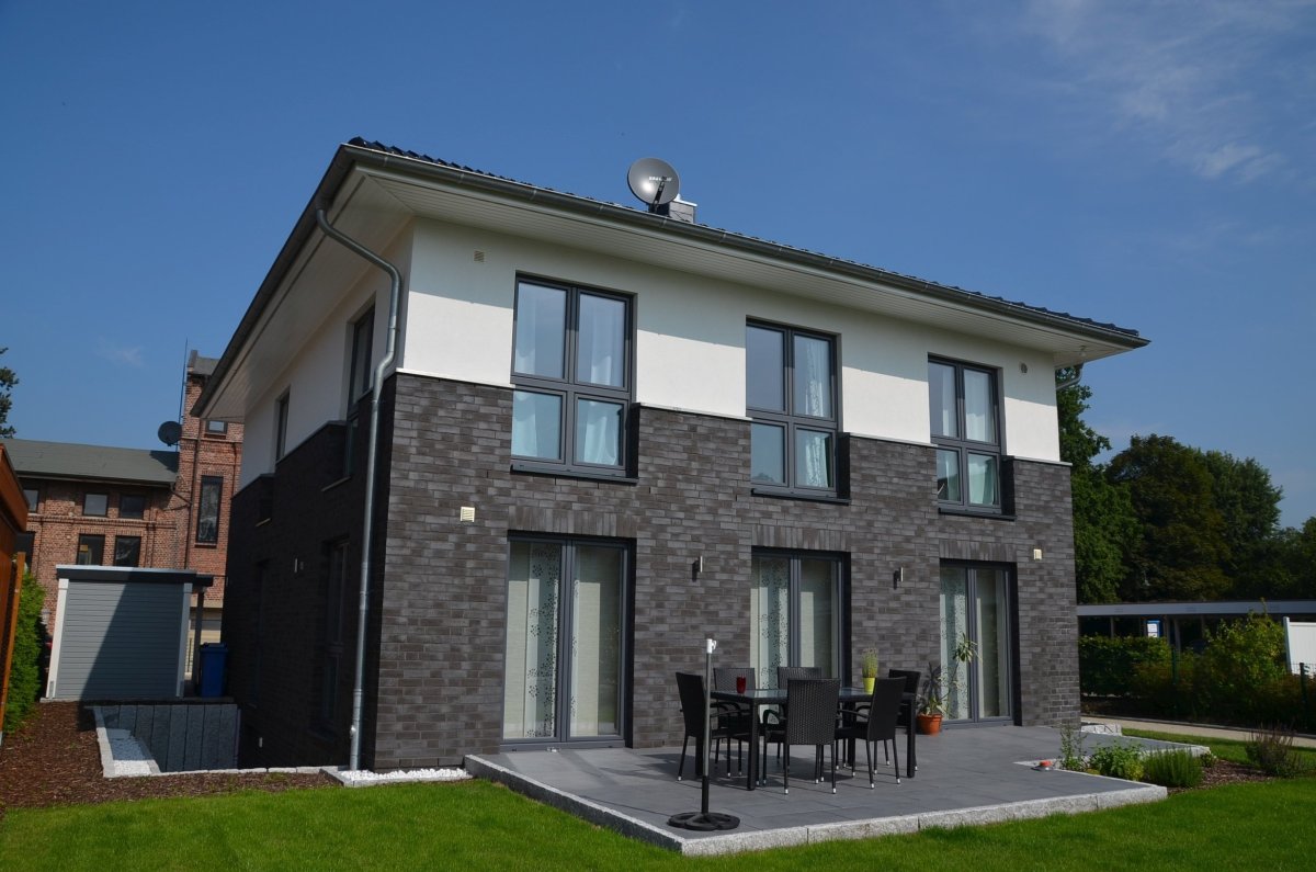 Дом из серого кирпича