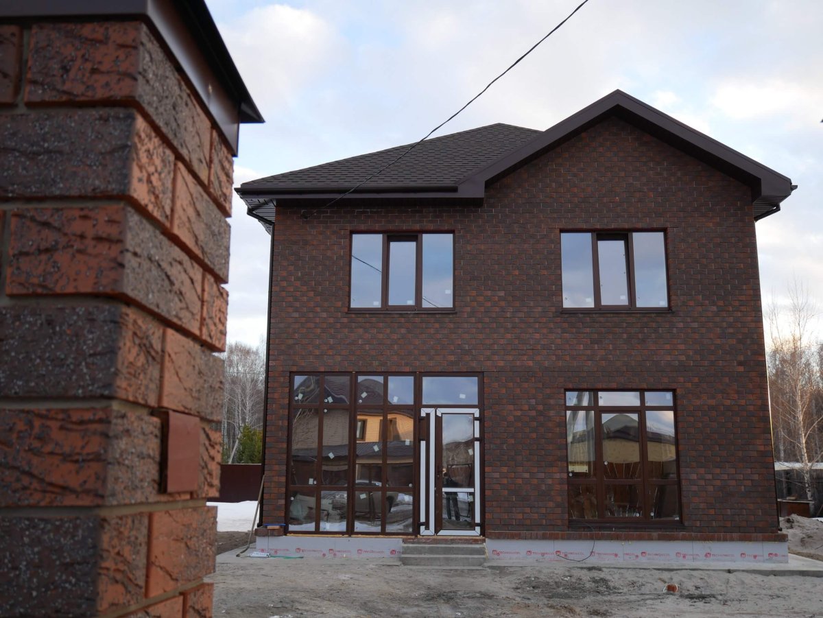 Коричневый кирпичный дом