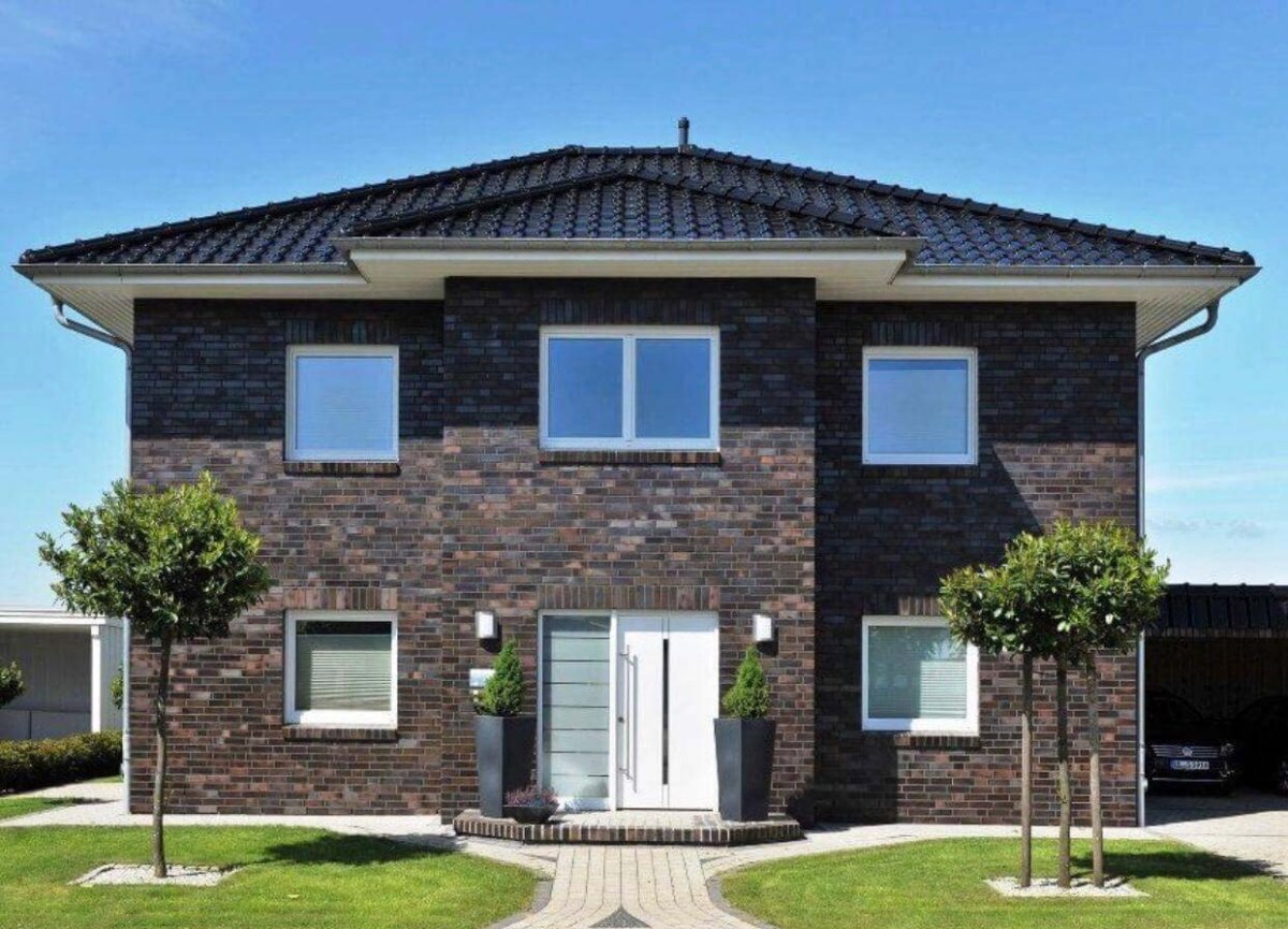 Дом темный кирпич