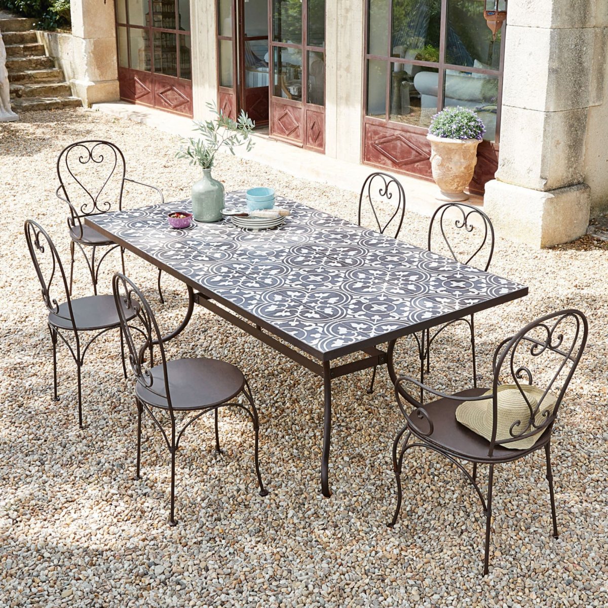 Уличный стол из плитки