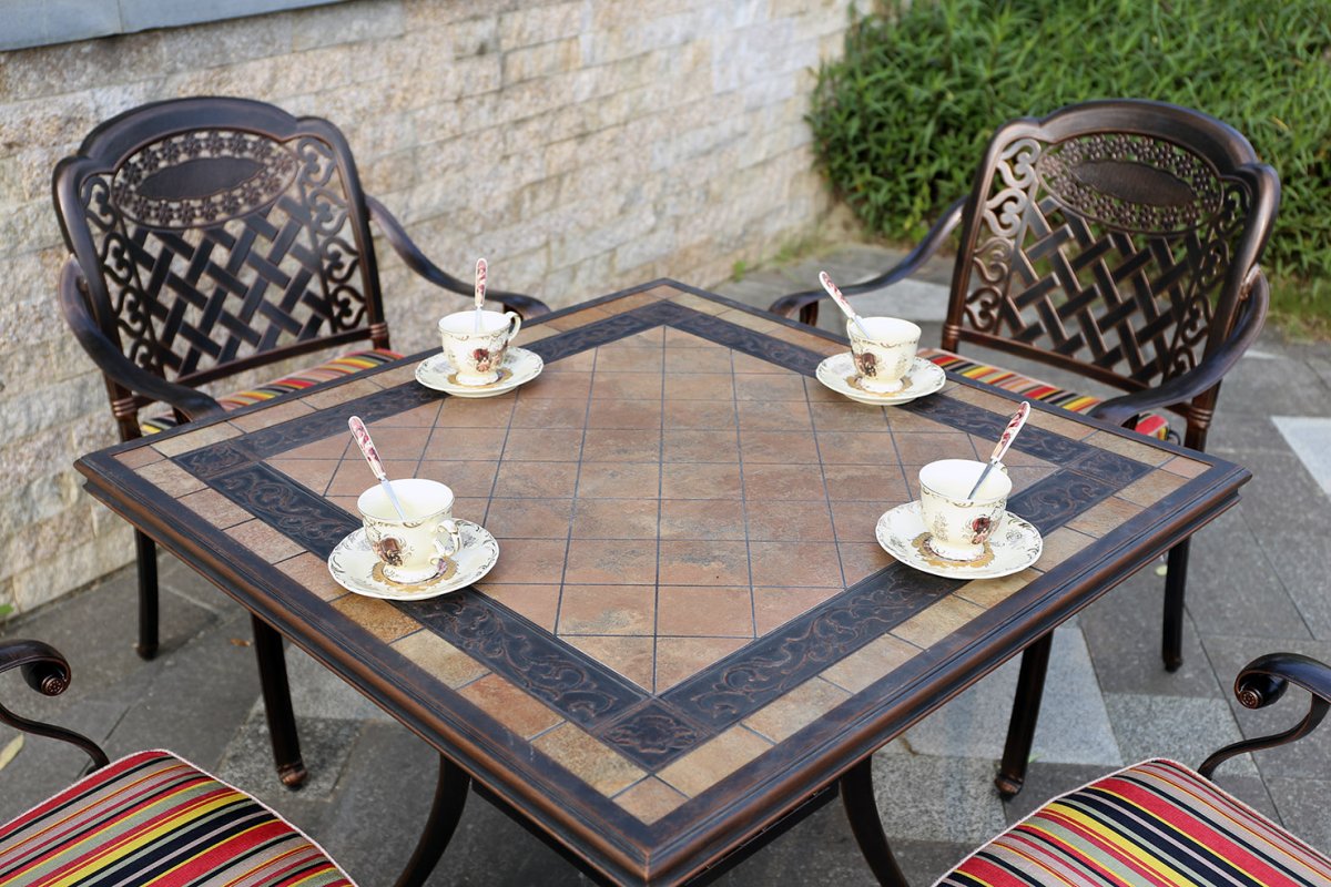 Стол из плитки