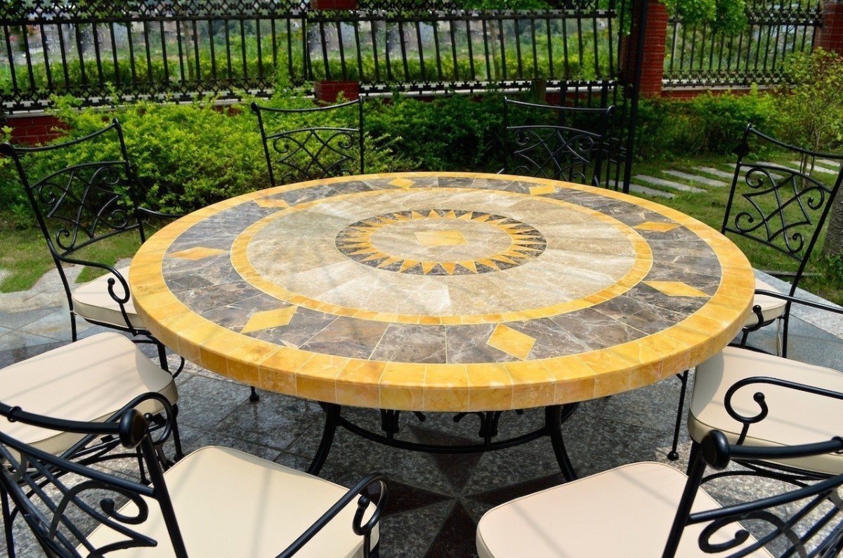 Стол из плитки для сада