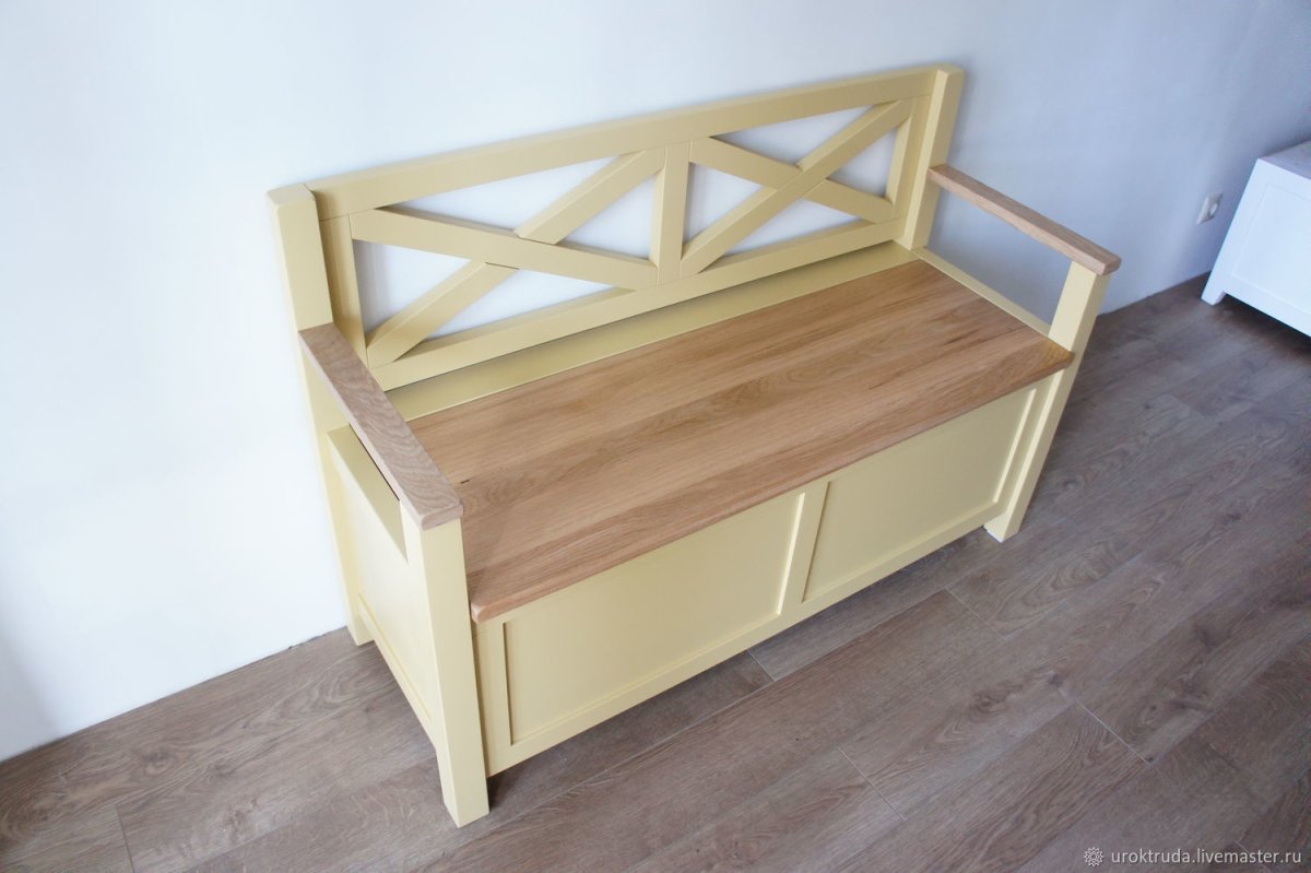 Деревянная скамья с местом для хранения