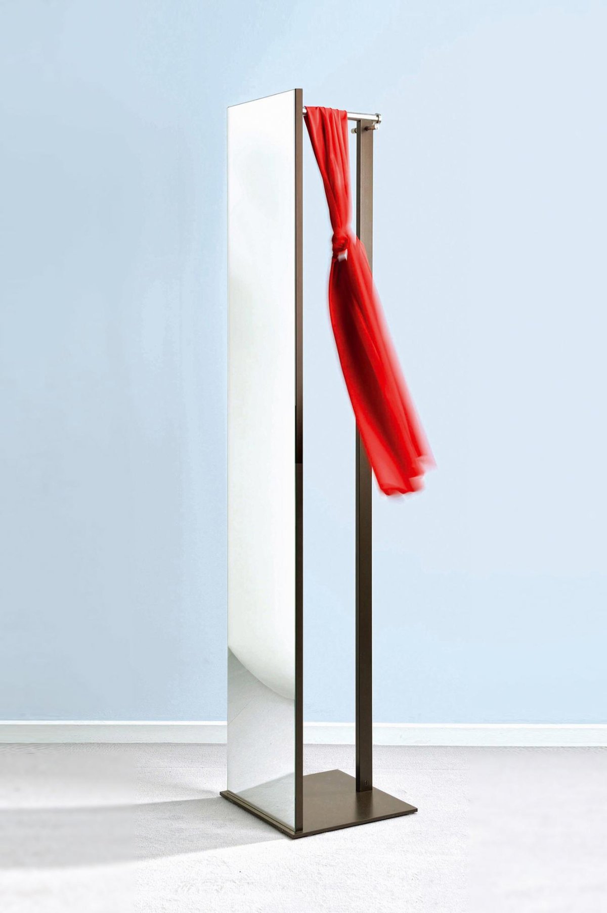 Зеркало напольное с вешалкой для одежды