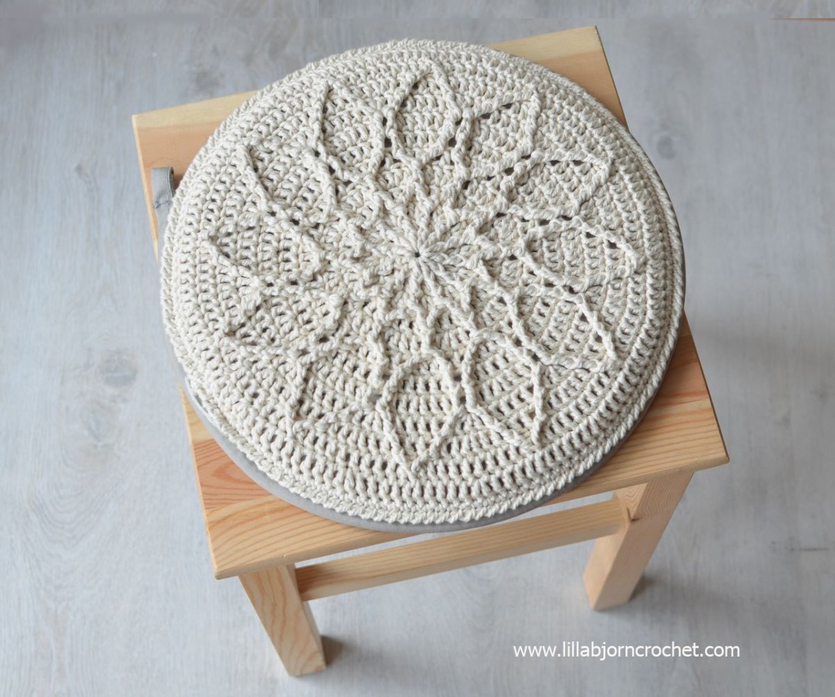 Вязаные подушки на стулья