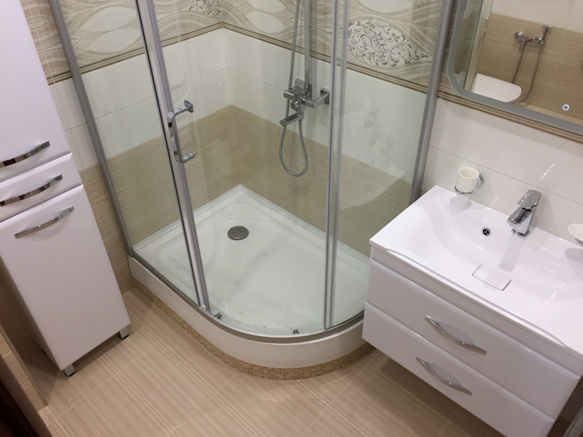 Небольшая ванная с душевой кабиной