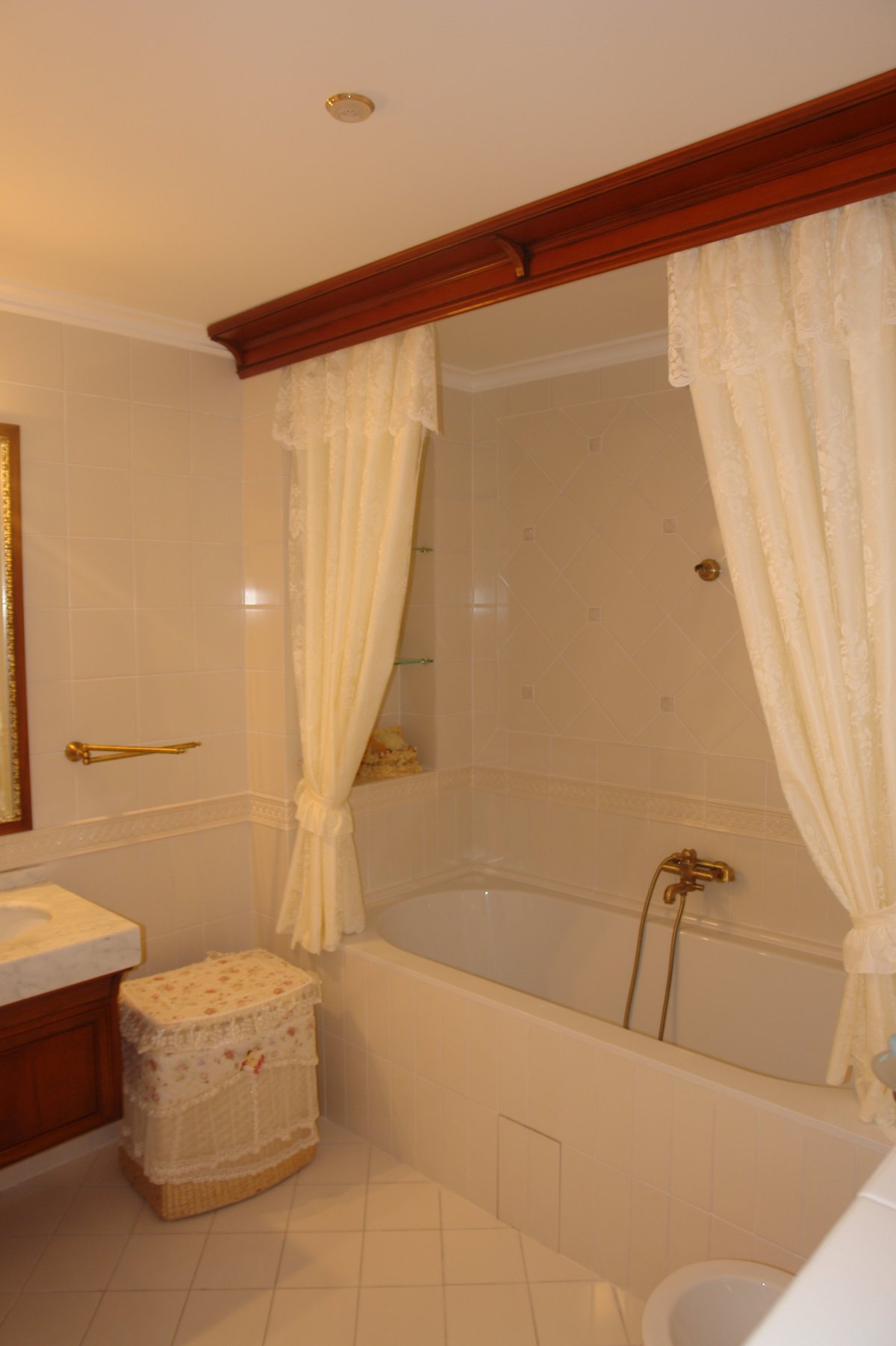 Штора в ванную под потолок