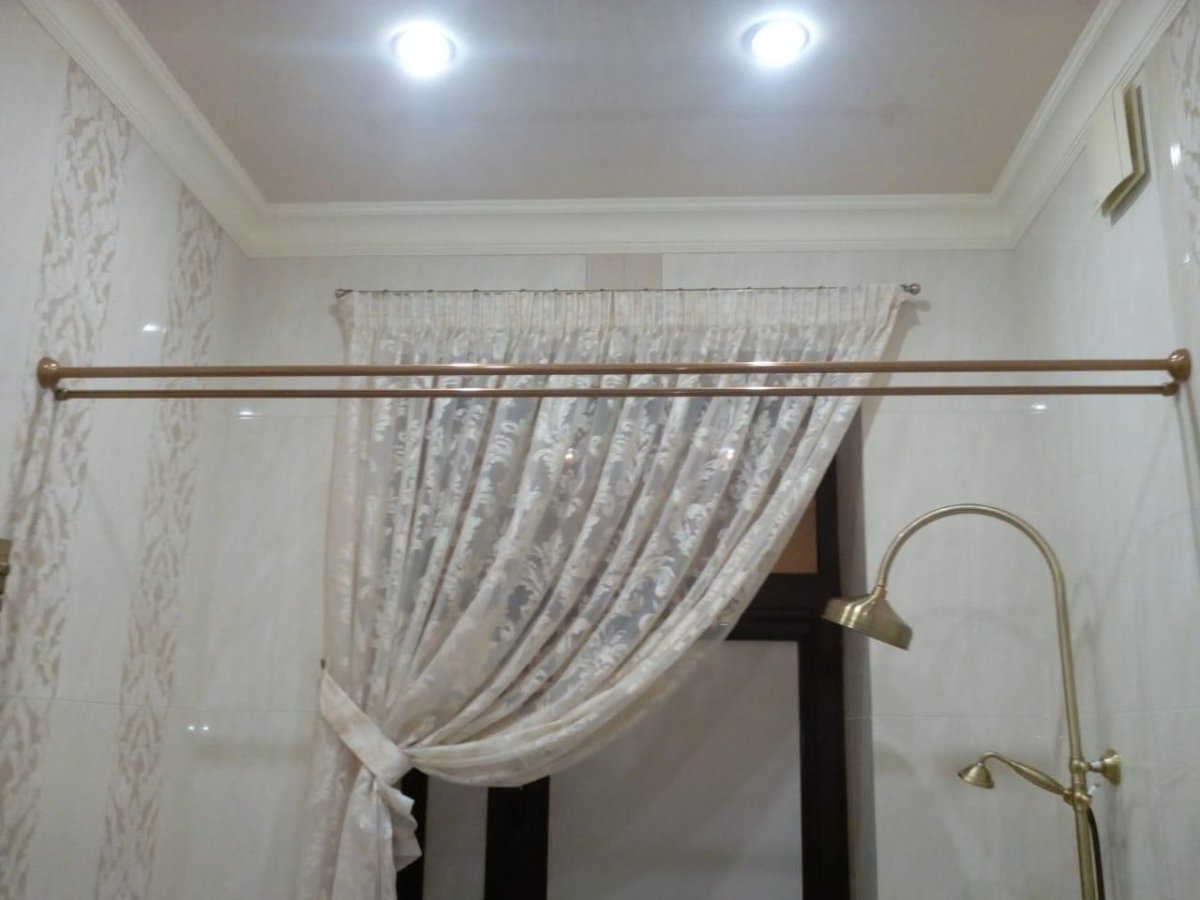 Штора в ванной на потолочном карнизе