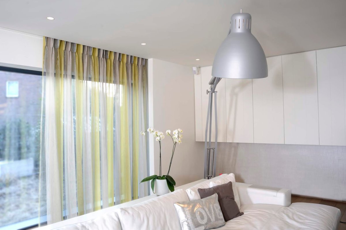 Скрытые карнизы для штор в спальне