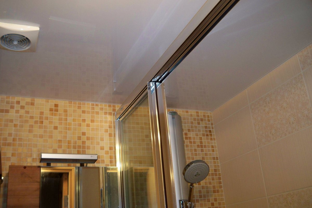 Отделка потолка в душевой
