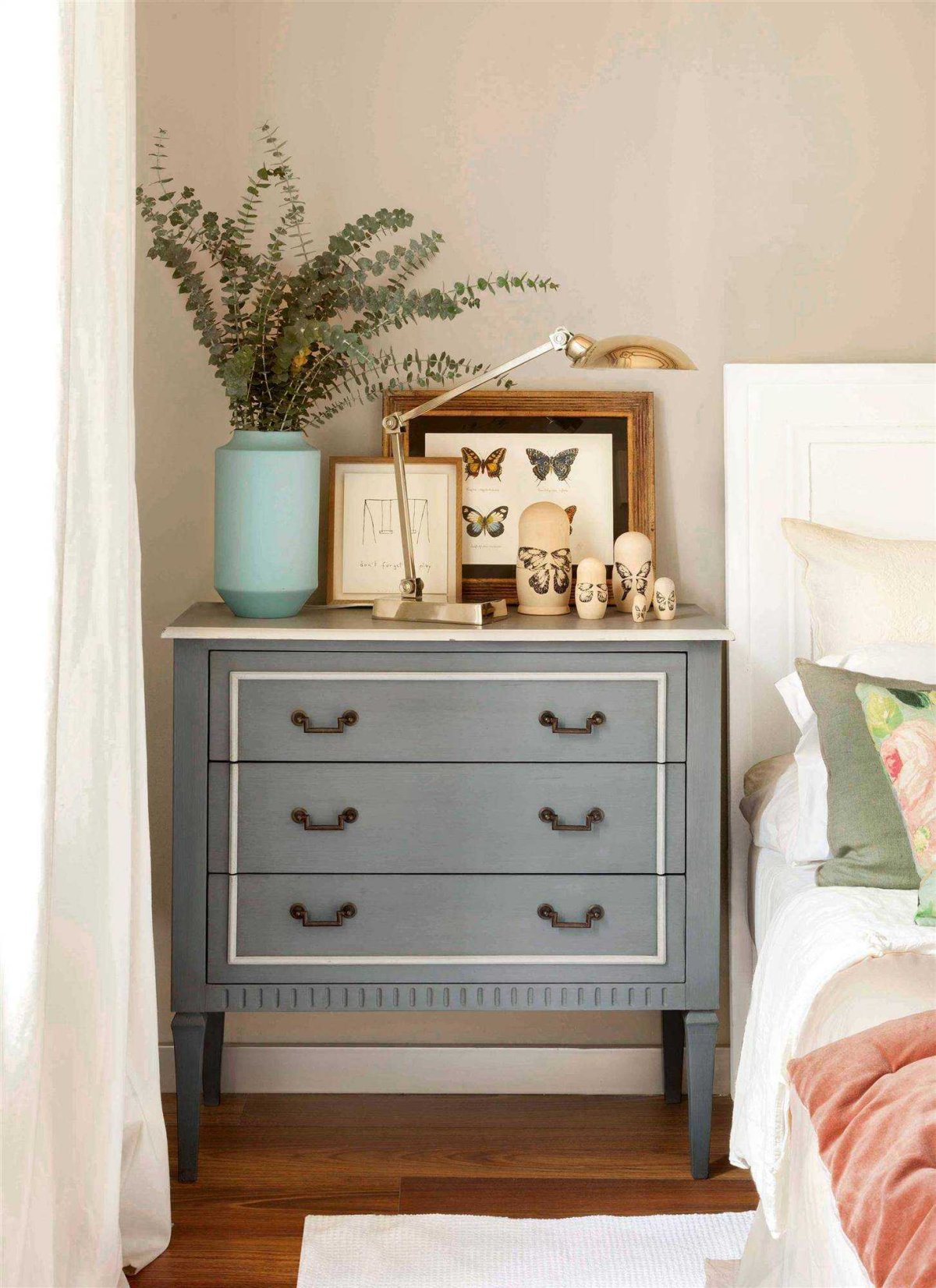 Декор на комоде в спальне