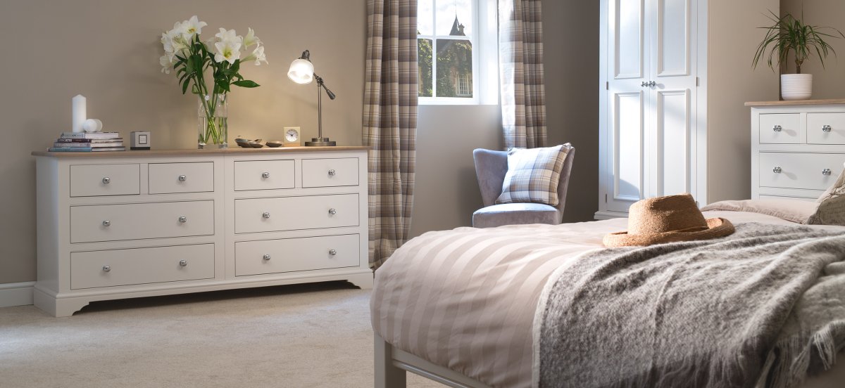 Белый комод в интерьере спальни
