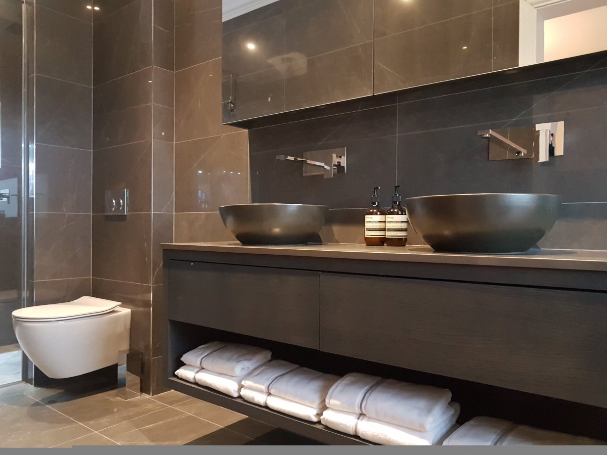 Ванная комната с двумя раковинами