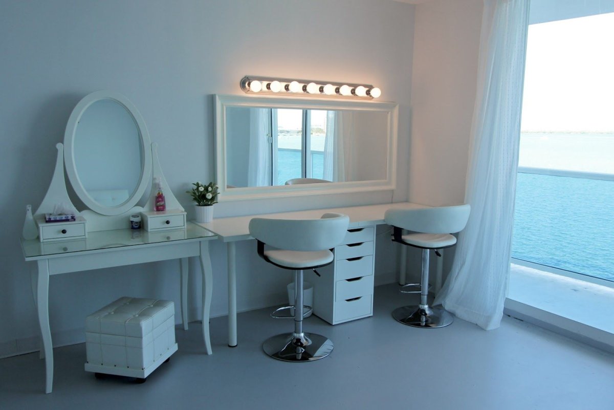 Красивый туалетный столик