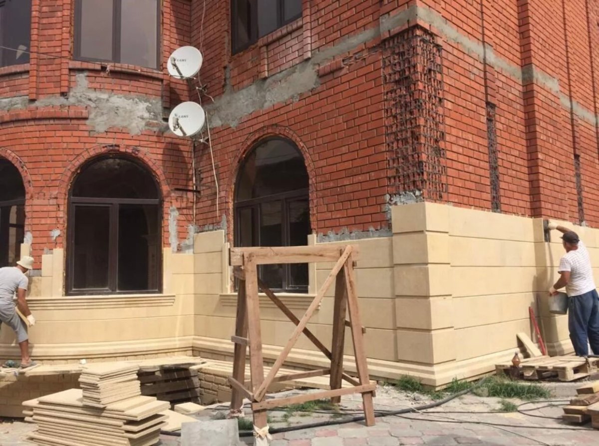 Дом из клинкерного кирпича и дагестанского камня