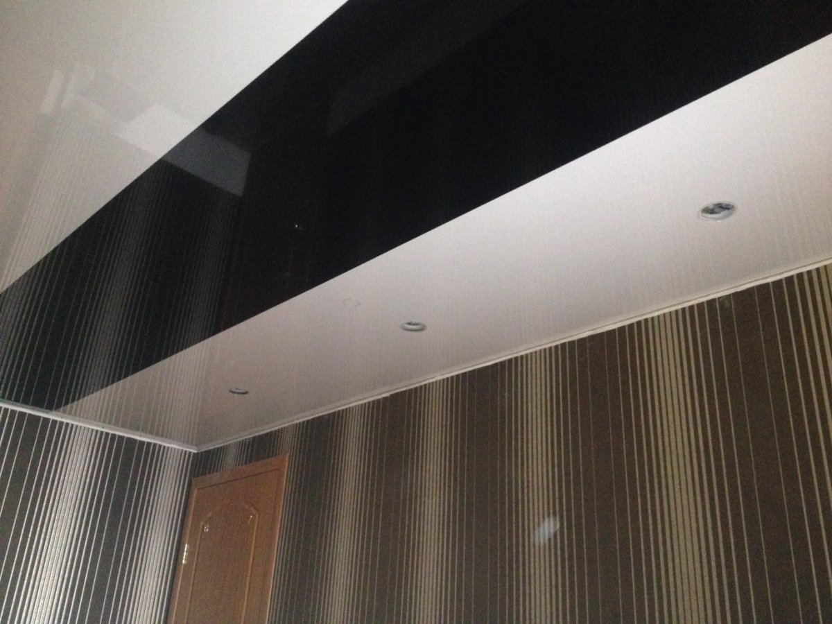 Натяжные потолки с черной полосой