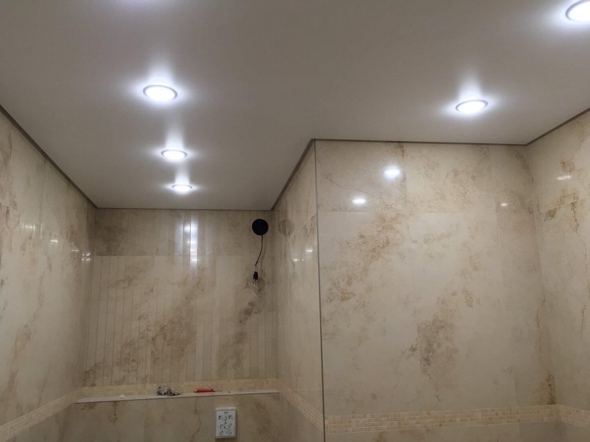 Парящий потолок в ванной