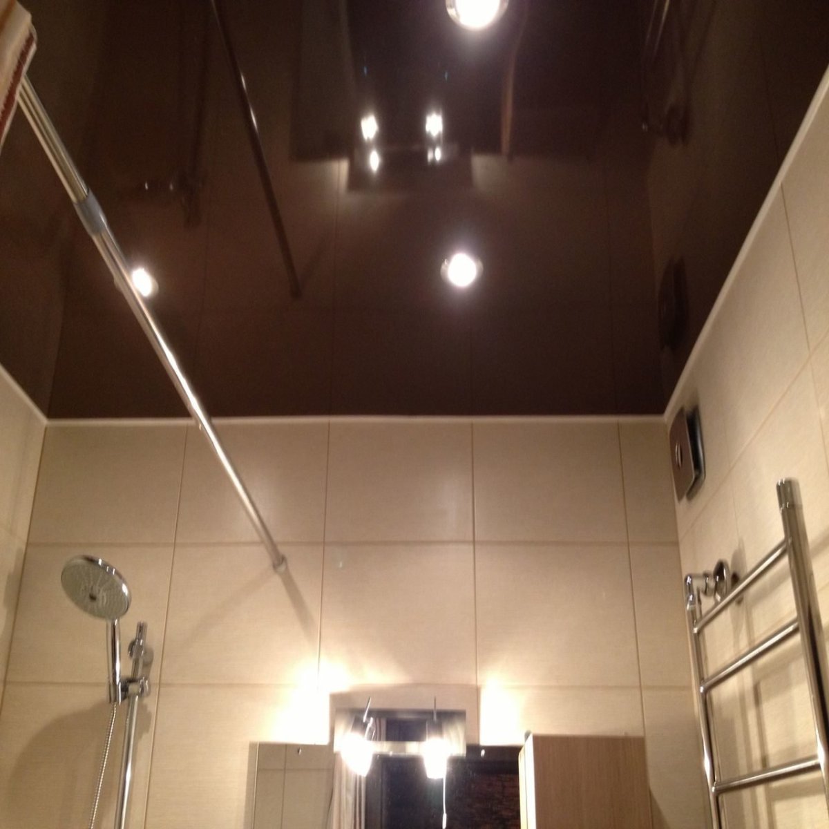 Коричневый глянцевый натяжной потолок