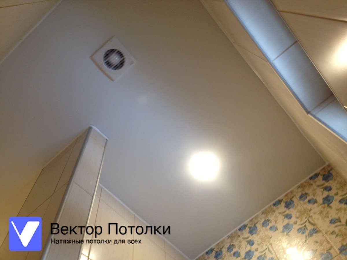 Вытяжной вентилятор в натяжном потолке в ванной