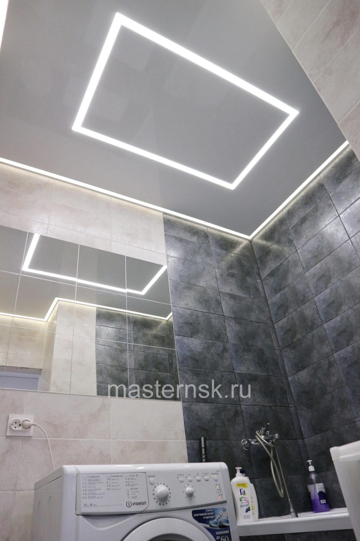 Световые линии на потолке в ванной