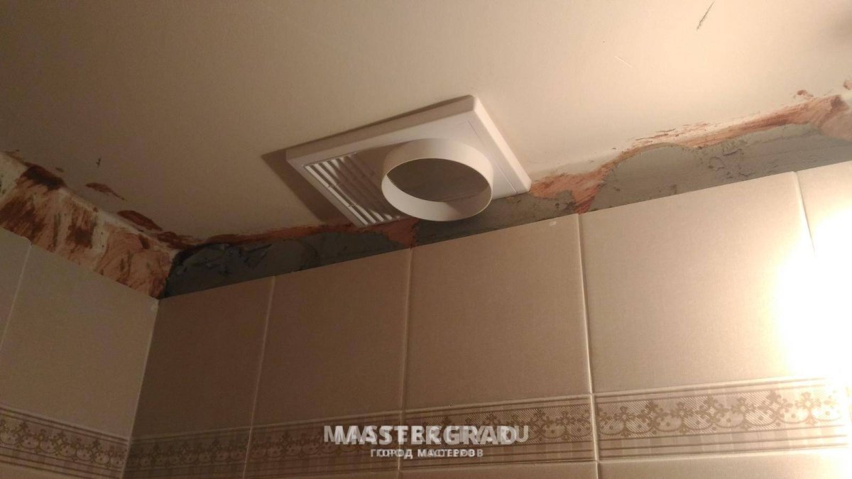 Вытяжка под натяжным потолком в ванной